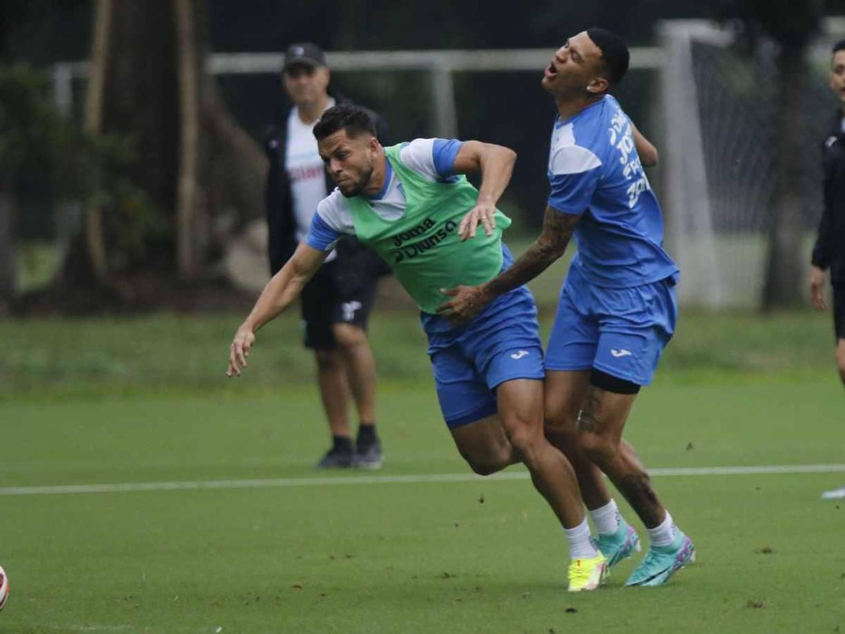 Marcelo Santos pisó el pie de Kervin Arriaga cuando iban en la disputa del balón y el volante se quejó . 