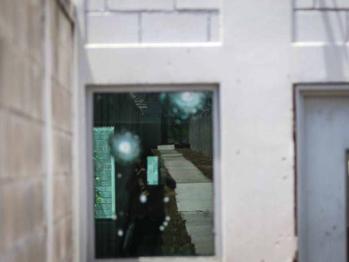 En la cárcel, aún se pueden ver los agujeros de los disparos de los violentos enfrentamientos entre grupos criminales que tuvieron lugar durante la administración de la Policía Nacional.