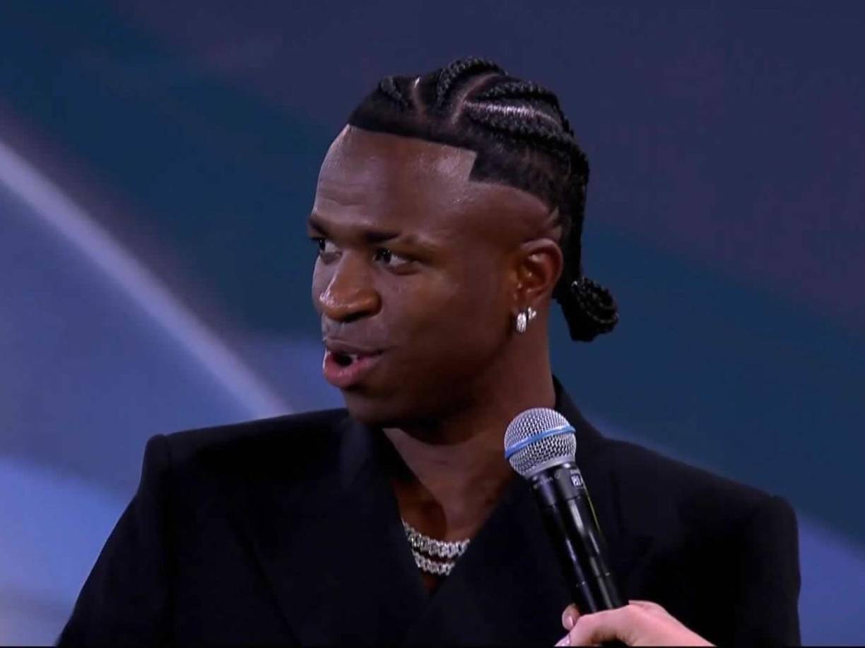 Vinicius, con este llamativo look, respondió a lo que dijo el portugués. “Mi ídolo es Cristiano. Es un honor haber escuchado esas palabras. Si Cristiano lo dice, me lo creo”, expresó.