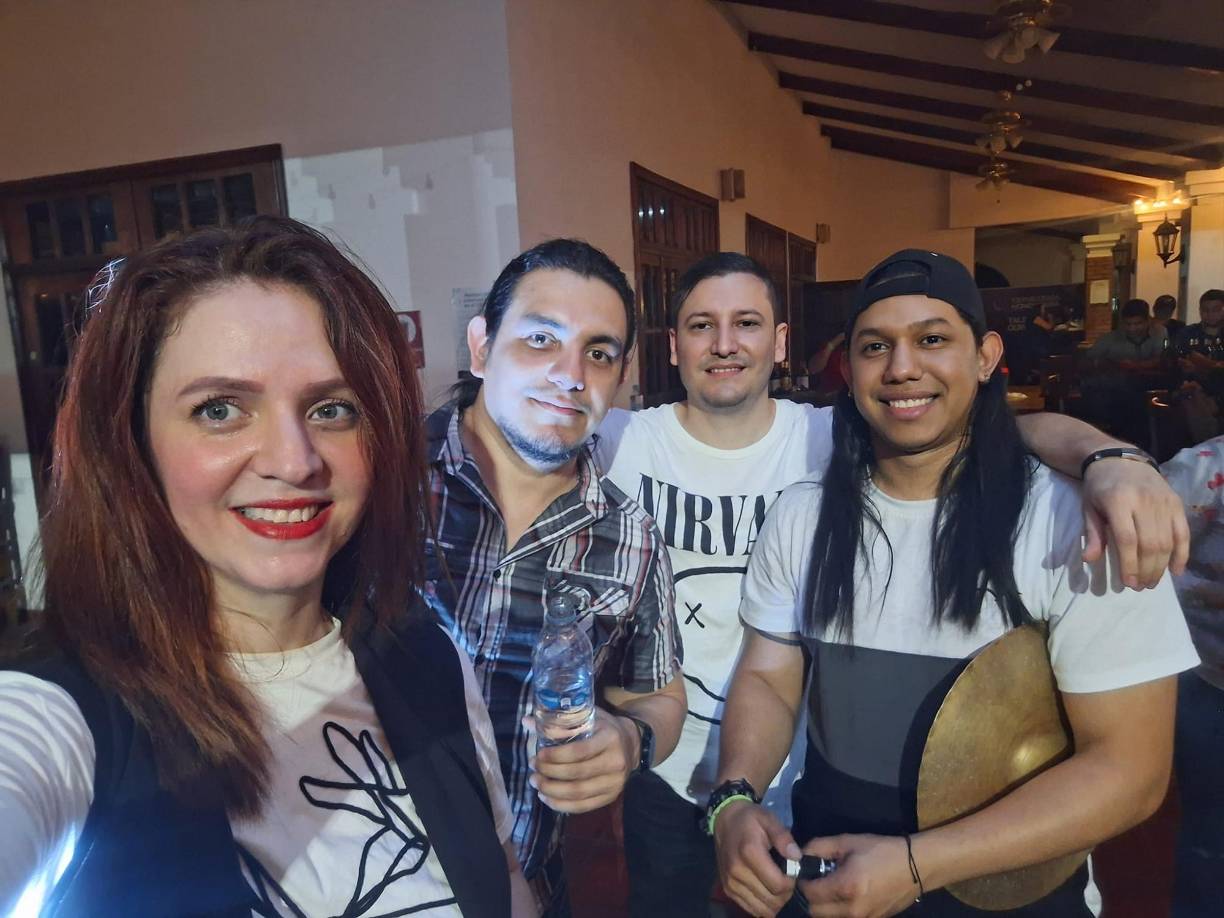 El sábado continúan las presentaciones musicales con la llegada de Karen Alcántara y sus compañeros del grupo Ósmosis. Ellos se encargarán de poner el mejor ambiente con música pop rock en inglés y español.