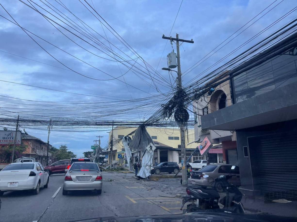 A su vez, instó a sus ciudadanos a “circular con cuidado” por las calles y avenidas obstaculizadas.