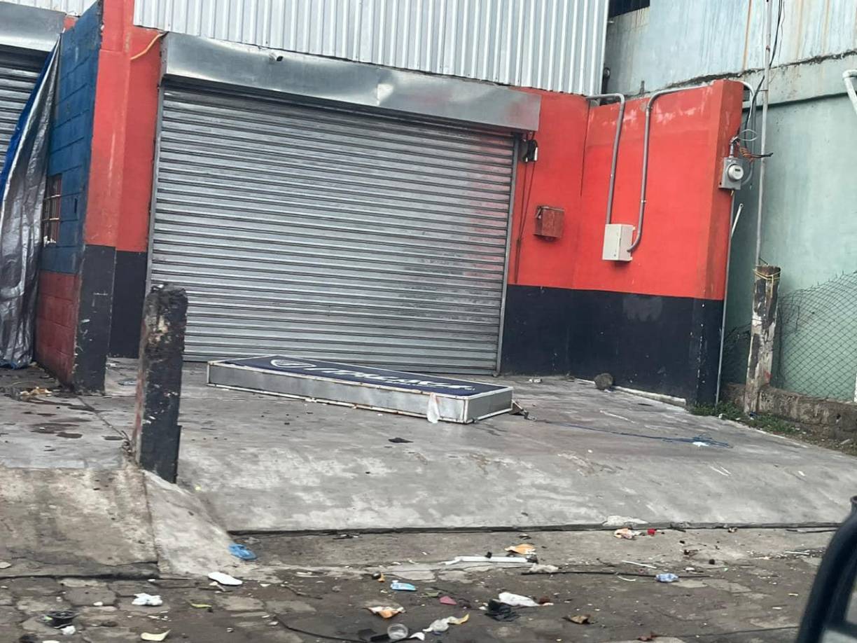 Las autoridades municipalidades pidieron a su población “llamar a la línea de emergencia 100 si ha sufrido algún contratiempo a causa de la tormenta eléctrica que recién ocurrió anoche”.