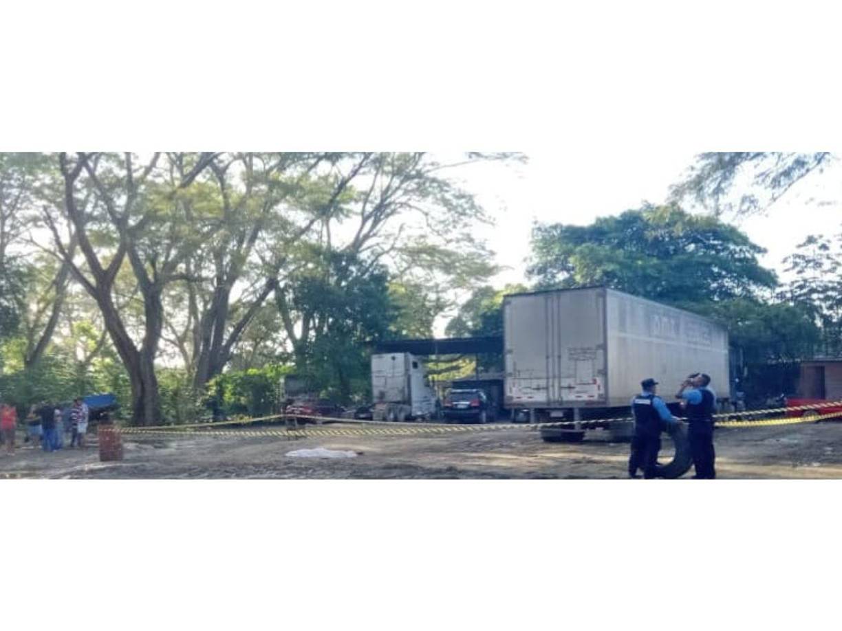 El hombre fue identificado como José Neptalí Ramos, de 45 años de edad, quien era el encargado de cuidar las unidades en la noche.