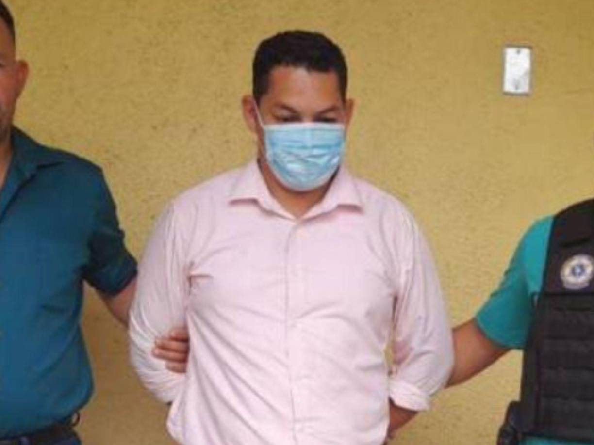 Aunque no trascendió su nombre, se conoció que el individuo tiene 36 años y es maestro de un colegio de la aldea Monte Redondo del Distrito Central, lugar de donde también es originario.