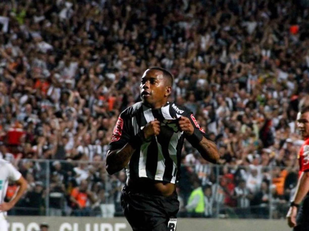 “Tuvimos una relación superficial y rápida. Intercambiamos besos, después de eso me fui a casa. Había otras personas en el lugar. Cuando vi que ella quería seguir con otros chicos, me fui para casa. Nunca lo negué. Podría haberlo negado, porque mi ADN no está ahí. Pero no soy un mentiroso”, explicó Robinho.