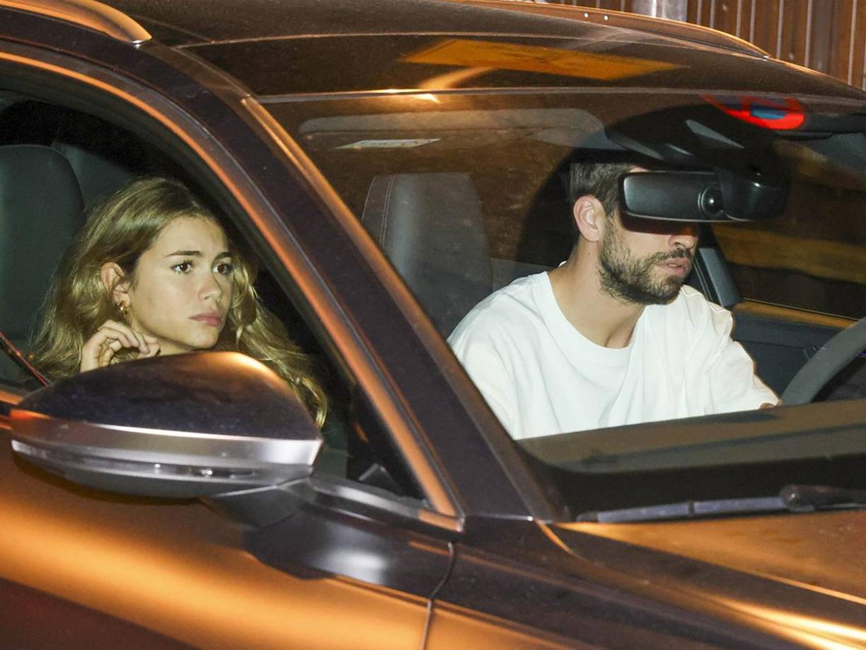 En el caso de Piqué, mantiene su relación con Clara.