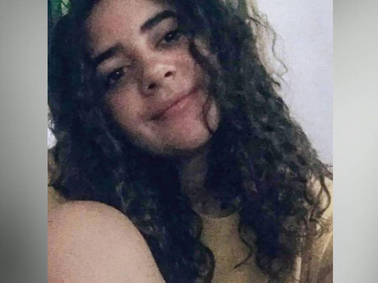 Chiara Petrolini, una estudiante universitaria de 20 años, ha conmocionado a Italia tras ser acusada del asesinato de sus dos hijos recién nacidos, cuyos cuerpos fueron encontrados enterrados en el jardín de su casa en Traversetolo, un pequeño pueblo al norte del país.