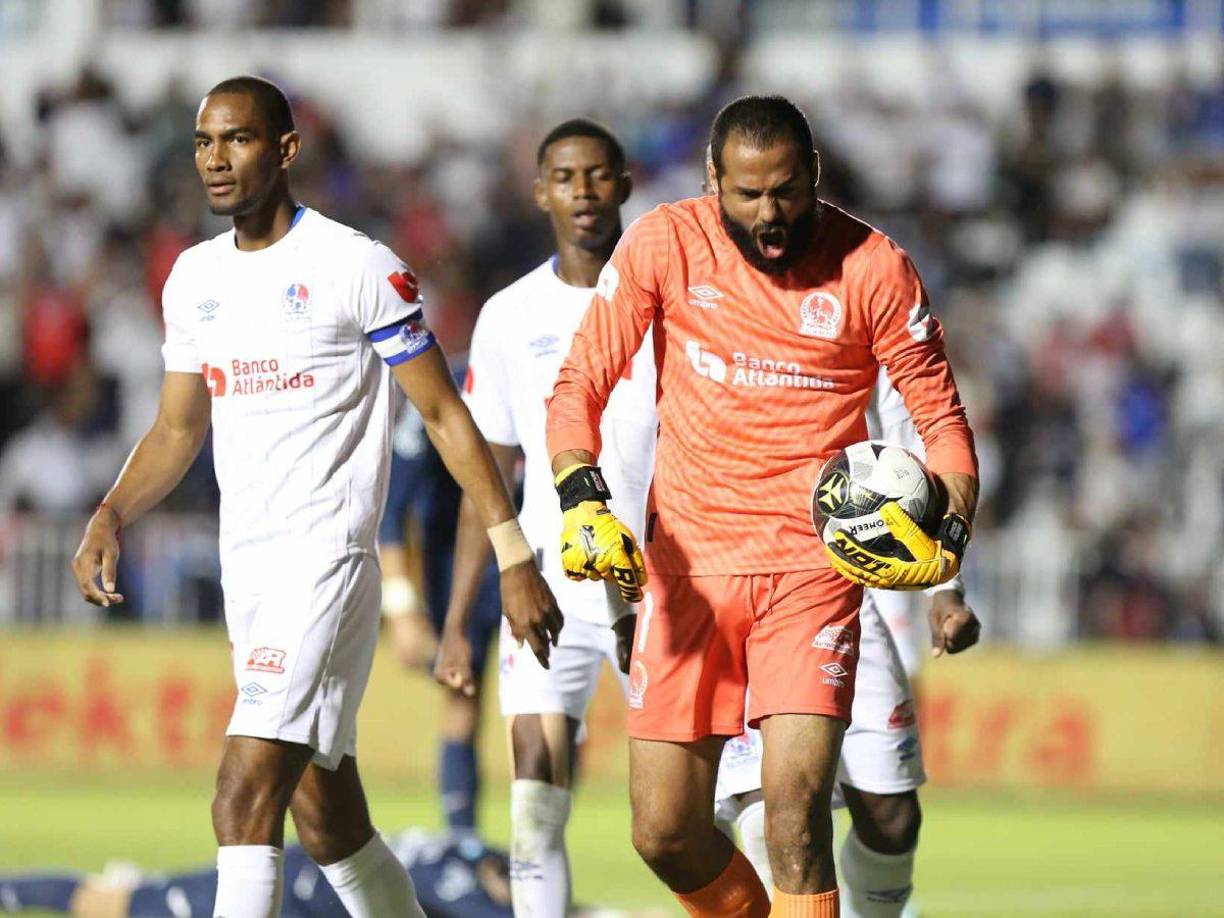 Edrick Menívar no pudo contener su emoción tras detener el penal cobrado por Auzmendi.