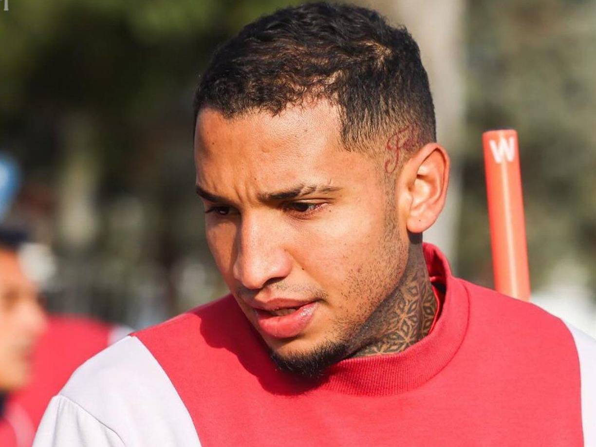 Izquierdo retirado del estadio Morumbis en una ambulancia y trasladado inmediatamente al hospital, donde ingresó en “parada cardíaca, de inicio indeterminado,” y tuvo que ser reanimado con un desfibrilador.