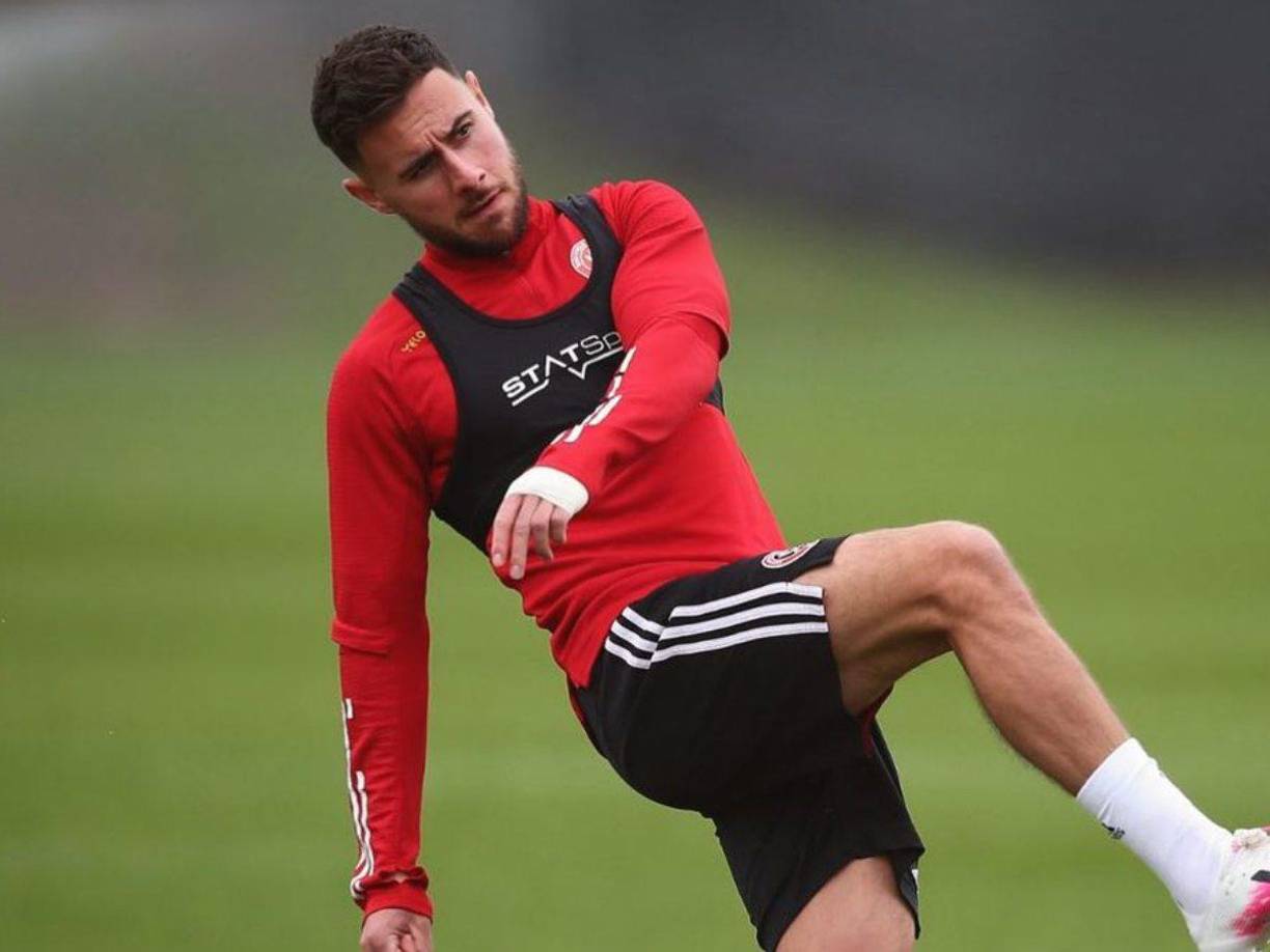 Hizo la gran mayoría de su carrera en clubes del ascenso inglés como el Milton Keynes Dons, el Northampton Town, el Tamworth y el OxFord United. 