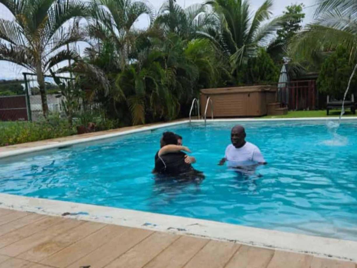 Alberth Elis en el momento que era felicitado por el pastor Johan Moya luego de haberse bautizado. 