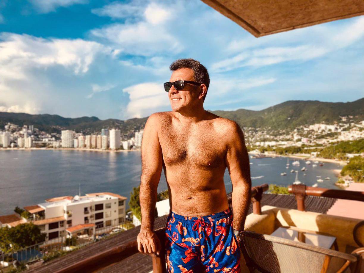 Héctor narró que, afortunadamente, decidió descartar la idea de quitarse la vida y, en su lugar, prefirió mirar hacia adelante, no solo para alcanzar su bienestar, sino también para darle tranquilidad a su madre. Esto hizo que su vida tomara un camino completamente distinto.