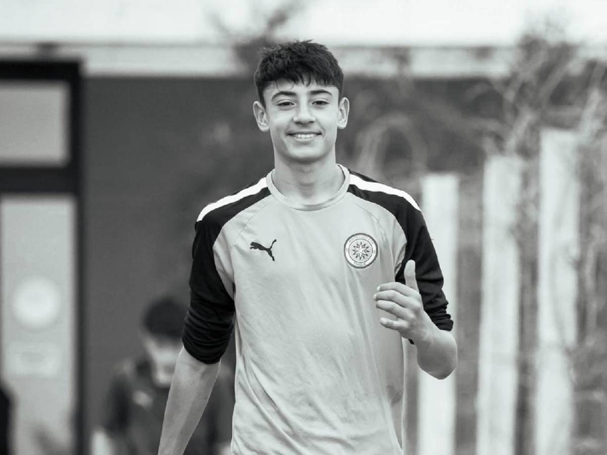 Posteriormente, la escena se agravó cuando familiares del joven jugador se involucraron, incluyendo su mamá. Finalmente, este hombre terminó disparando contra Geral Froste, quien había llegado con la intención de calmar los ánimos. 