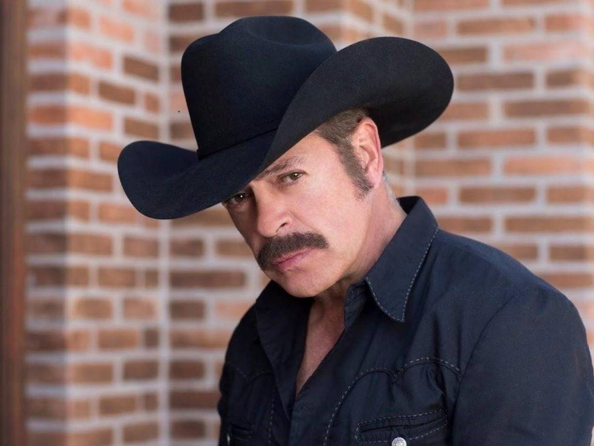 “Nunca quise ser galán, ni soy. Siempre jugué a ser actor y a que la gente me reconociera por mi trabajo, siempre desde el principio y es lo que me ha valido mi carrera. Mucha gente me dice: ‘¿Cuál es el mayor éxito de su carrera?’ Mi mayor éxito es tener 45 años de carrera y seguir trabajando en lo que a mí me encanta”, dijo.