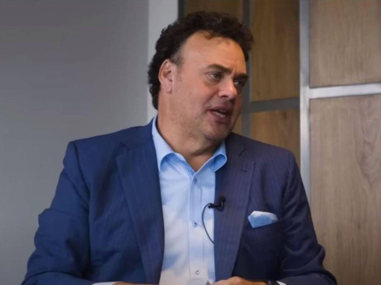 David Faitelson, el polémico periodista deportivo mexicano, ha sido un crítico recurrente de la selección de fútbol de Honduras. Su relación con la selección hondureña se basa principalmente en sus comentarios sobre el nivel de competencia y desempeño del equipo en la región. 