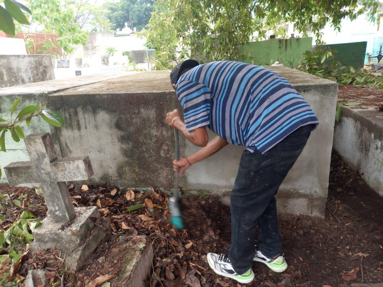 Durante el recorrido de Diario LA PRENSA por el camposanto se pudo observar a decenas de locales que llegaron al cementerio para rendir tributo a quienes ya partieron de este mundo. 