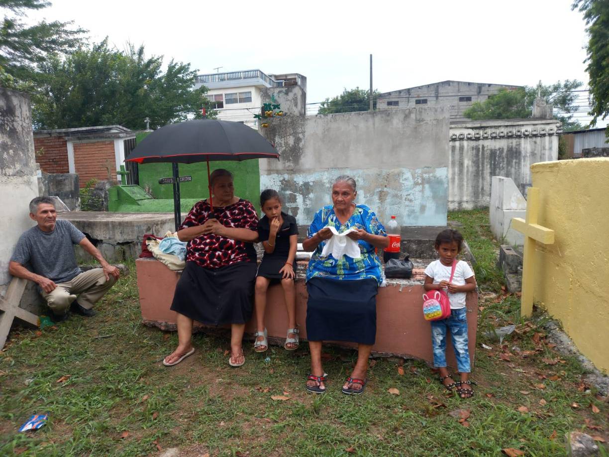Sampedranos llevan flores y serenatas a sus madres fallecidas