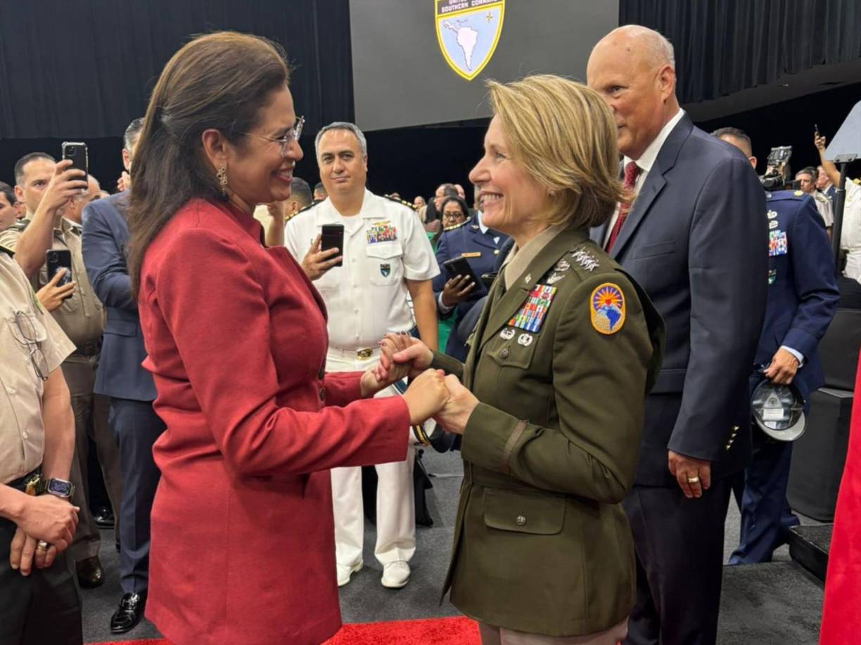 La Ministra de Defensa de Honduras, Rixi Moncada, participó este jueves en el traspaso de mando del jefe del Comando Sur de los Estados Unidos.
