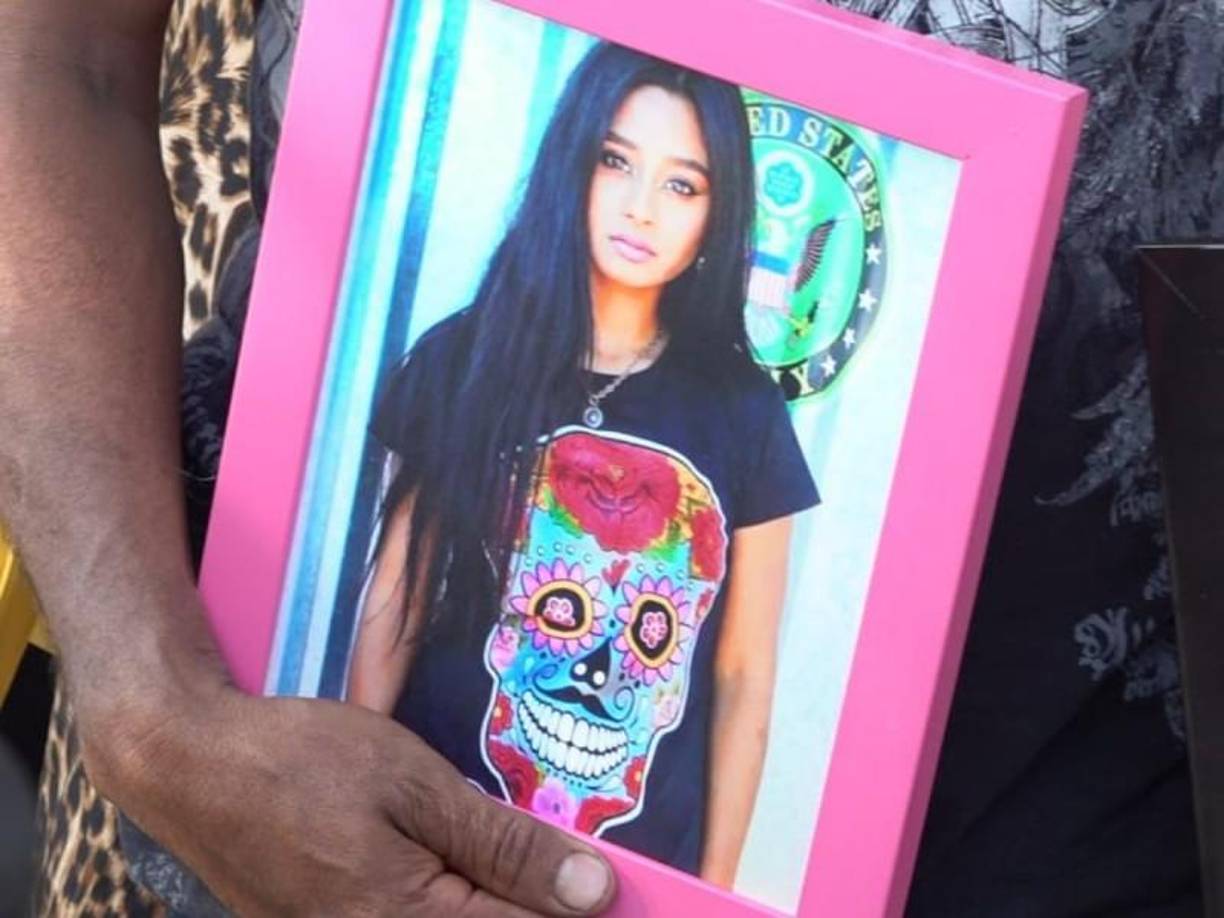 En el primer video que circuló en internet, se observa a la Abigail aferrada de un hombre, quien se supo que era su pareja, mientras forcejeada con elementos de la policía municipal, y el hombre ayudó para que ella fuera llevada en la patrulla. 