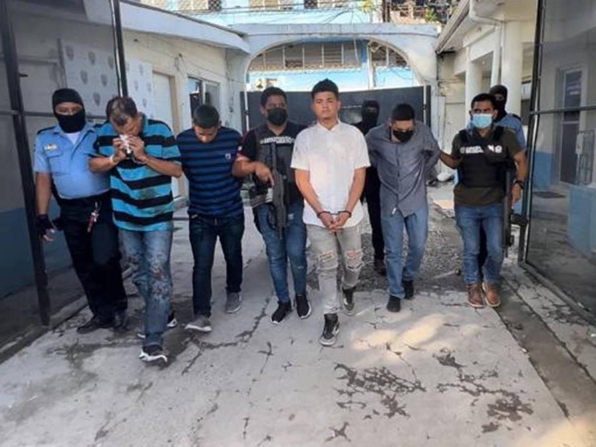 Uno de los hermanos de la agraviada recibió una llamada telefónica de ella en la que le manifestó que le chocaron su carro, interrumpiéndose de inmediato la comunicación.