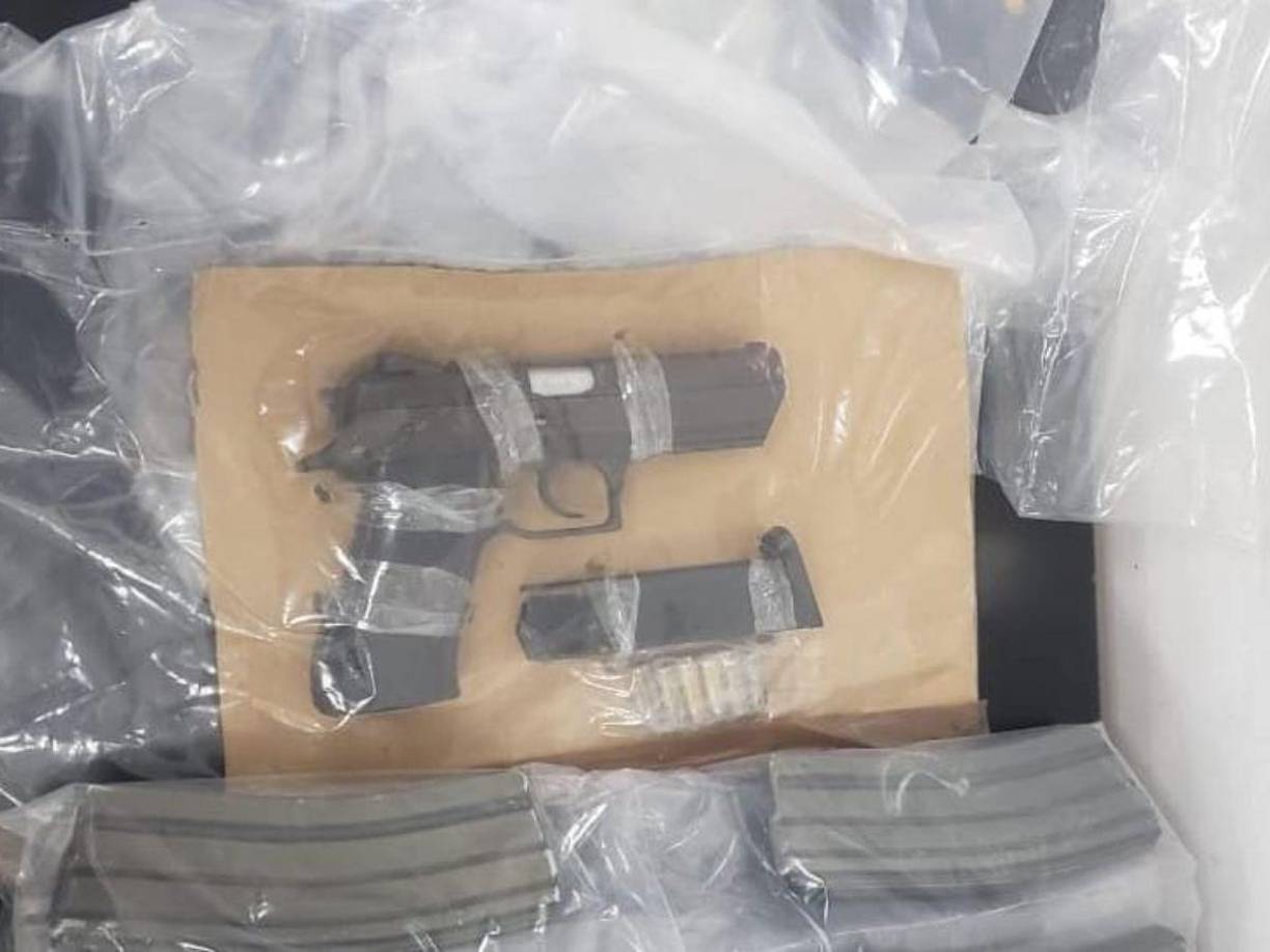 Cabe señalar que en la escena se decomisó el arma de fuego con la que se habría cometido el lamentable hecho, la cual será sometida a análisis en busca de huellas y otro tipo de elementos que ayuden a esclarecer si la joven se quitó la vida con su propia mano o todas estas pruebas hacen parte de un homicidio elaborado rigurosamente.