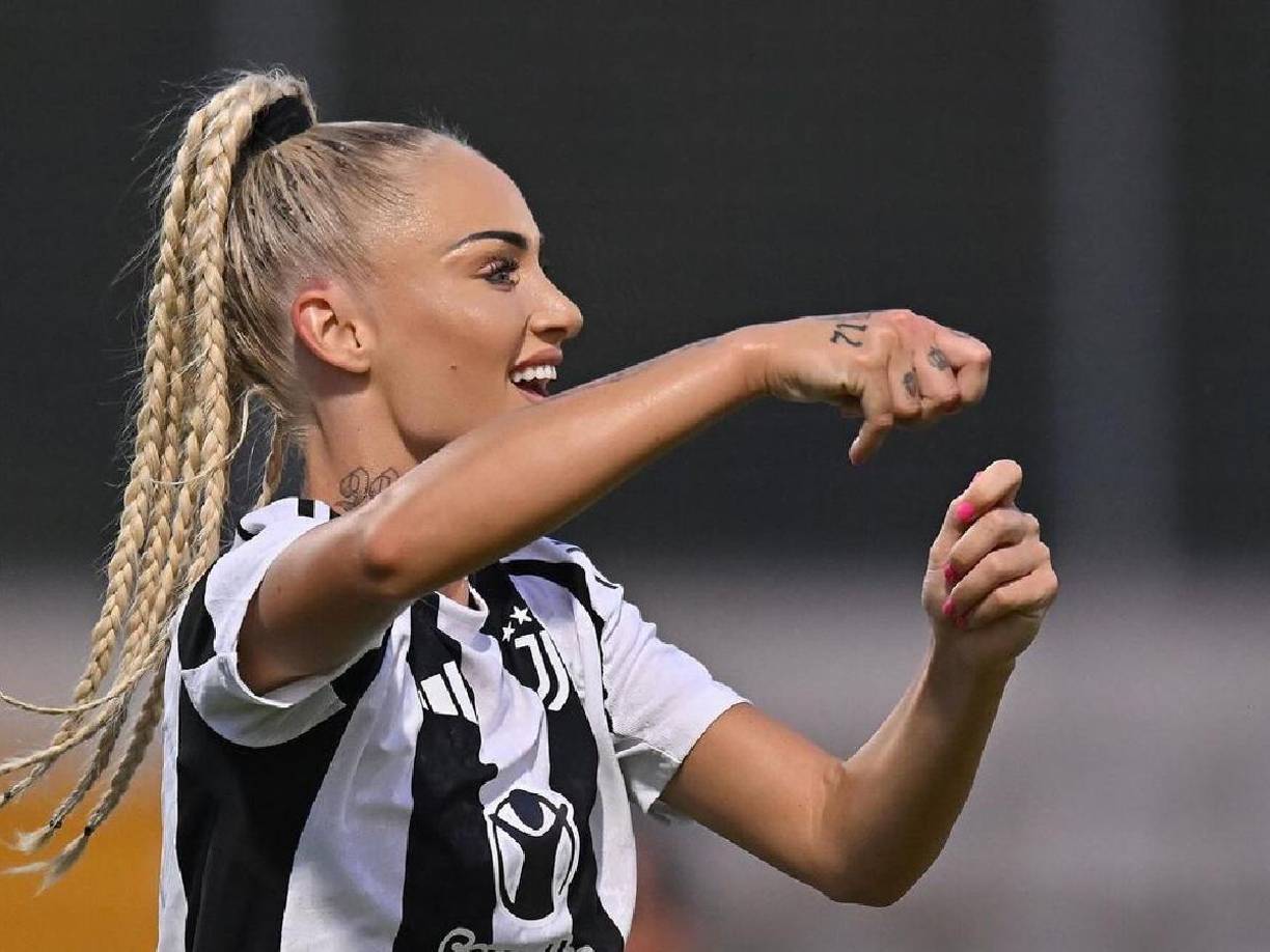 La delantera firmó esta temporada con la Juve Femenina. De hecho, Douglas fue el primero en aterrizar al conjunto bianconero y una de sus condiciones fue que ficharan a su novia, ya que ambos lo hacían en el Aston Villa.