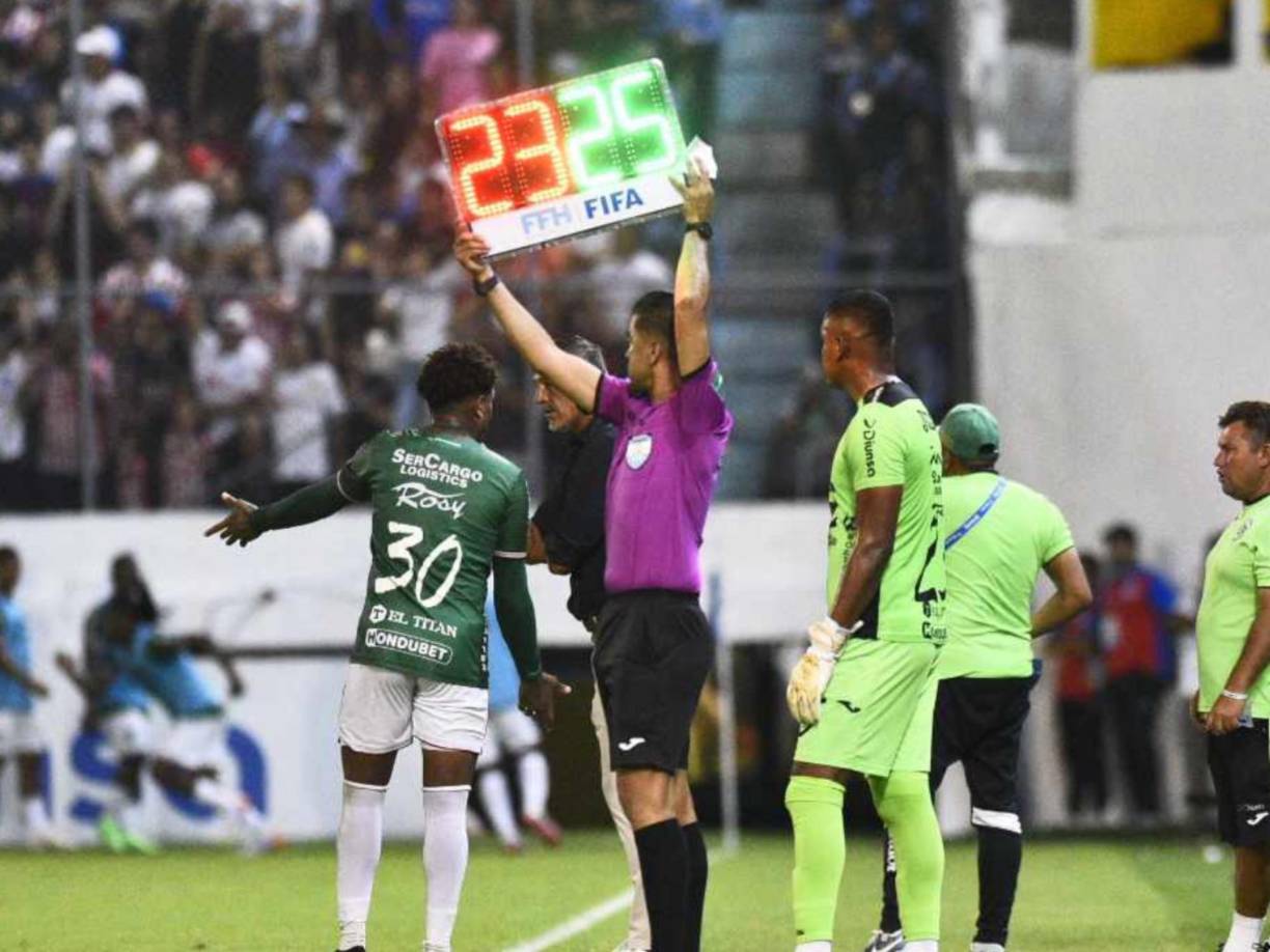 El portero Luis Ortiz tuvo que ingresar en lugar de su compañero Samudio.