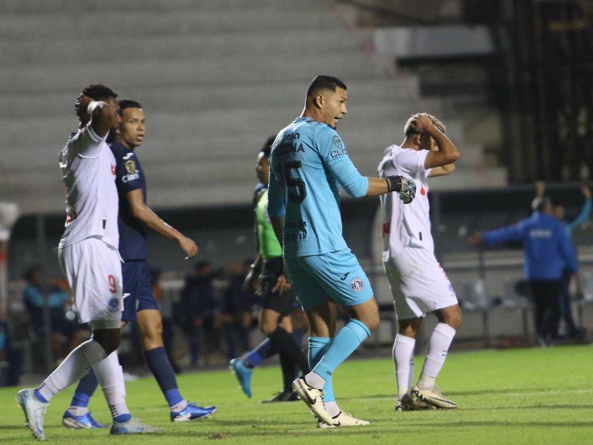 José Mario Pinto tuvo en sus pies la oportunidad de anotar, pero su remate dentro del área se fue desviado.