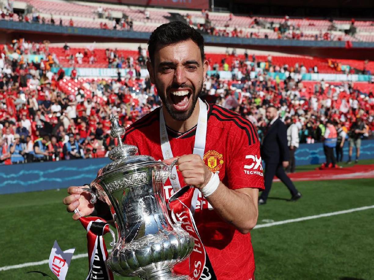 Bayern Múnich ya estaría en conversaciones con Manchester United para el traspaso de Bruno Fernandes. El portugués termina contrato en 2026 y este sería el verano perfecto para poder venderlo a buen precio. Ambas partes iniciaron los contactos y el jugador podría salir en unos 60 millones de euros.