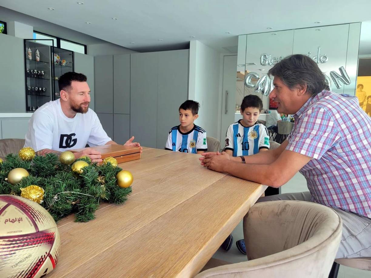Lionel Messi fue declarado ciudadano ilustre de Funes, la ciudad de Santa Fe en donde pasó la Navidad. “Le mando un saludo a la gente de Funes, a Rosario en general, agradecido por el cariño de siempre, más en esta época, desde que llegué del Mundial”, puntualizó la leyenda internacional desde su domicilio, en un video difundido por el Gobierno de la ciudad santafesina.