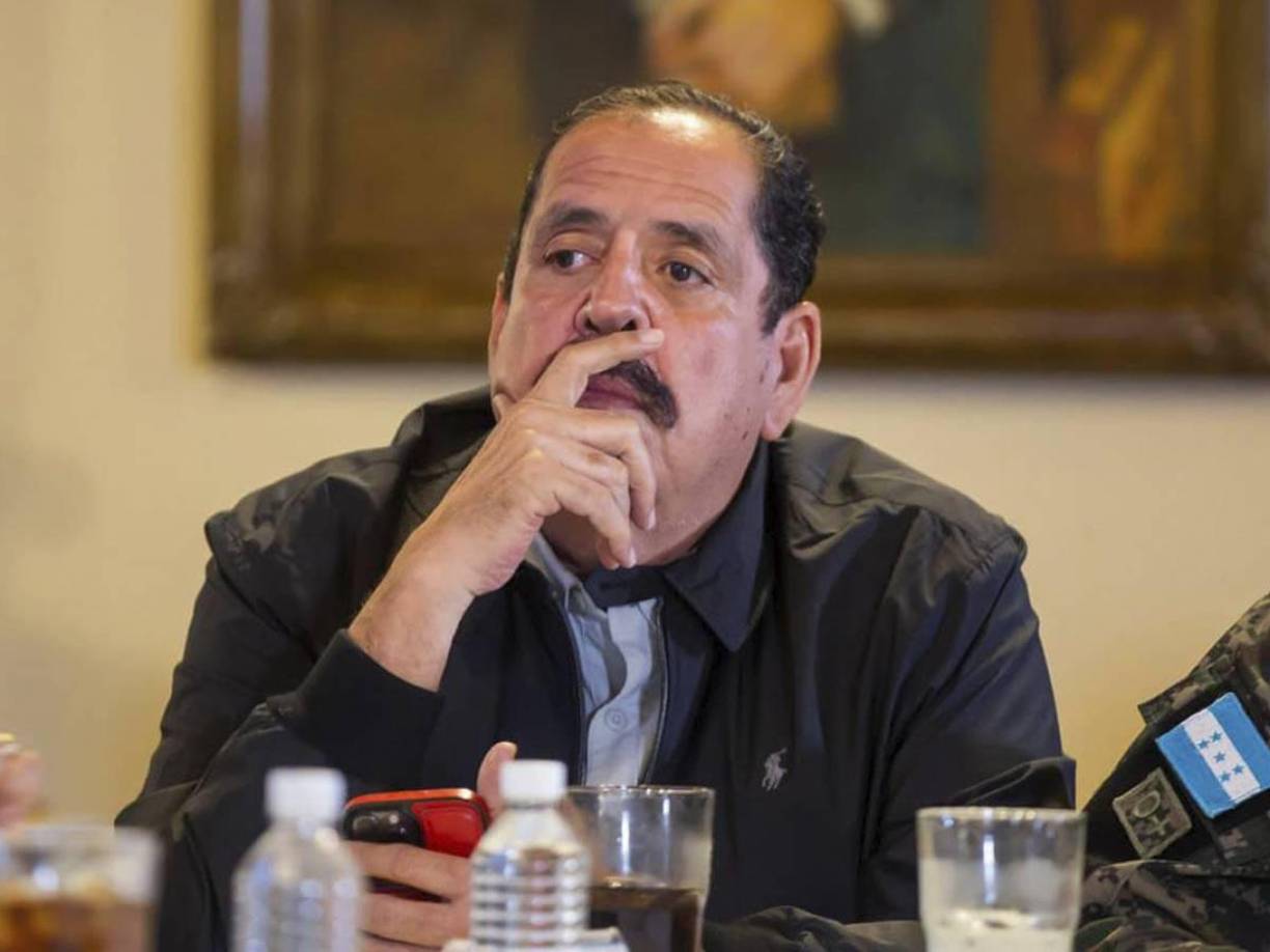 Durante el encuentro, los narcotraficantes ofrecieron más de medio millón de dólares en apoyo a la campaña presidencial de Castro en 2013, con la expectativa de que su primo, Midence Martínez Turcios, fuera nombrado ministro de Seguridad.