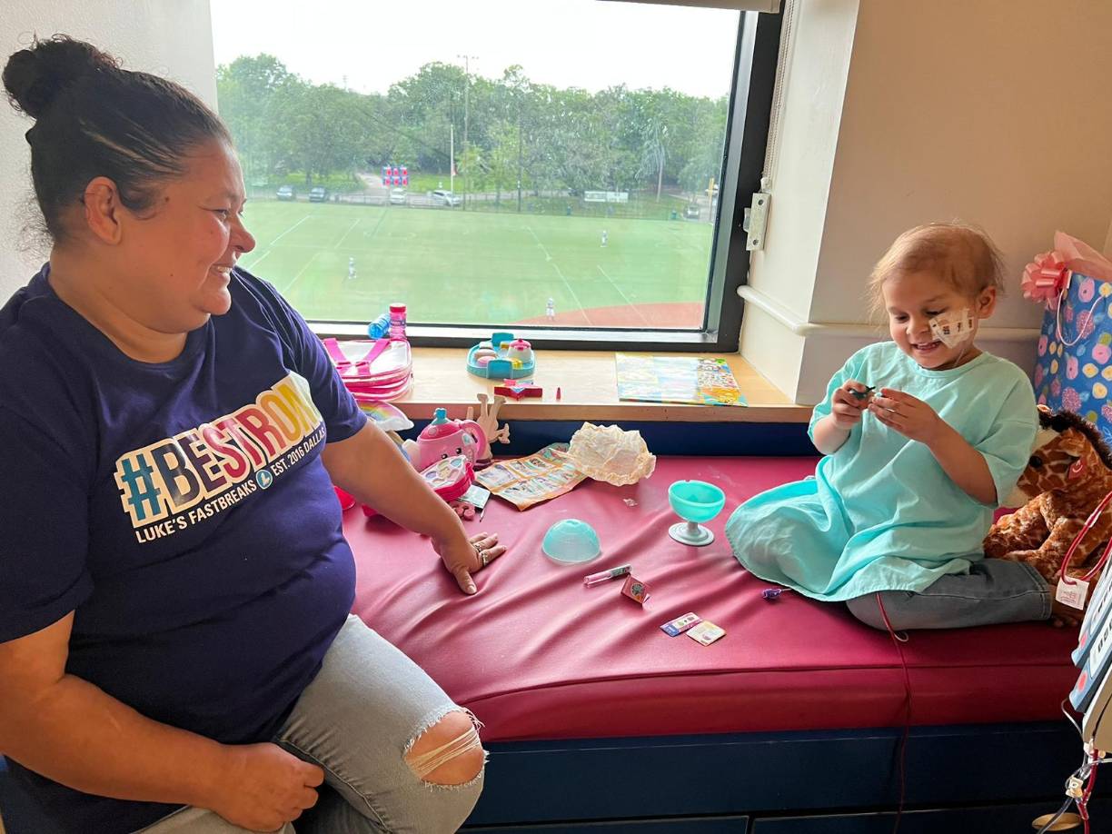 La niña hondureña no pierde su sonrisa y las ganas de jugar. 