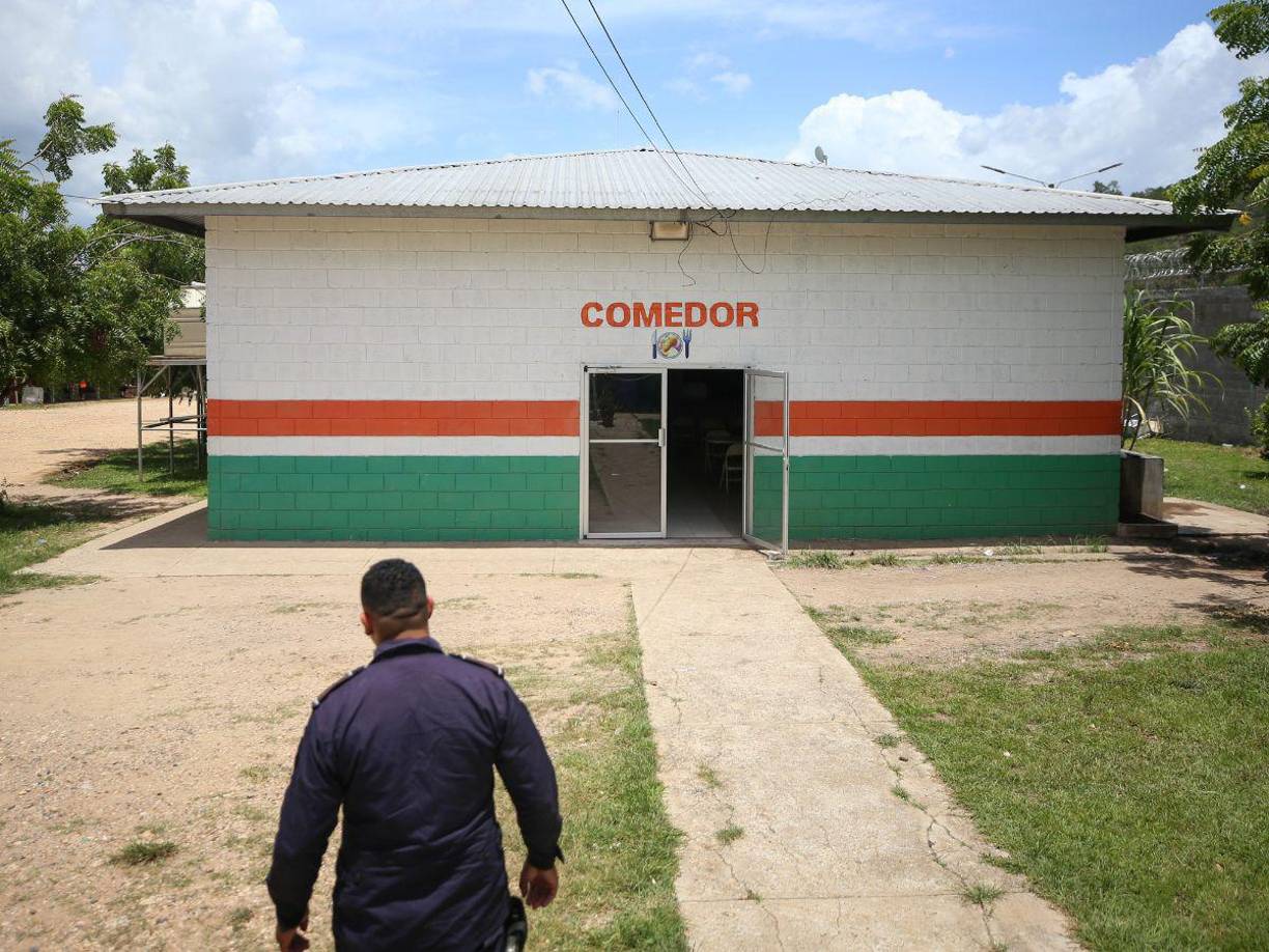 El comedor para los militares es otra de las mejoras implementadas en esta gestión, con la adquisición de nuevas mesas y sillas.