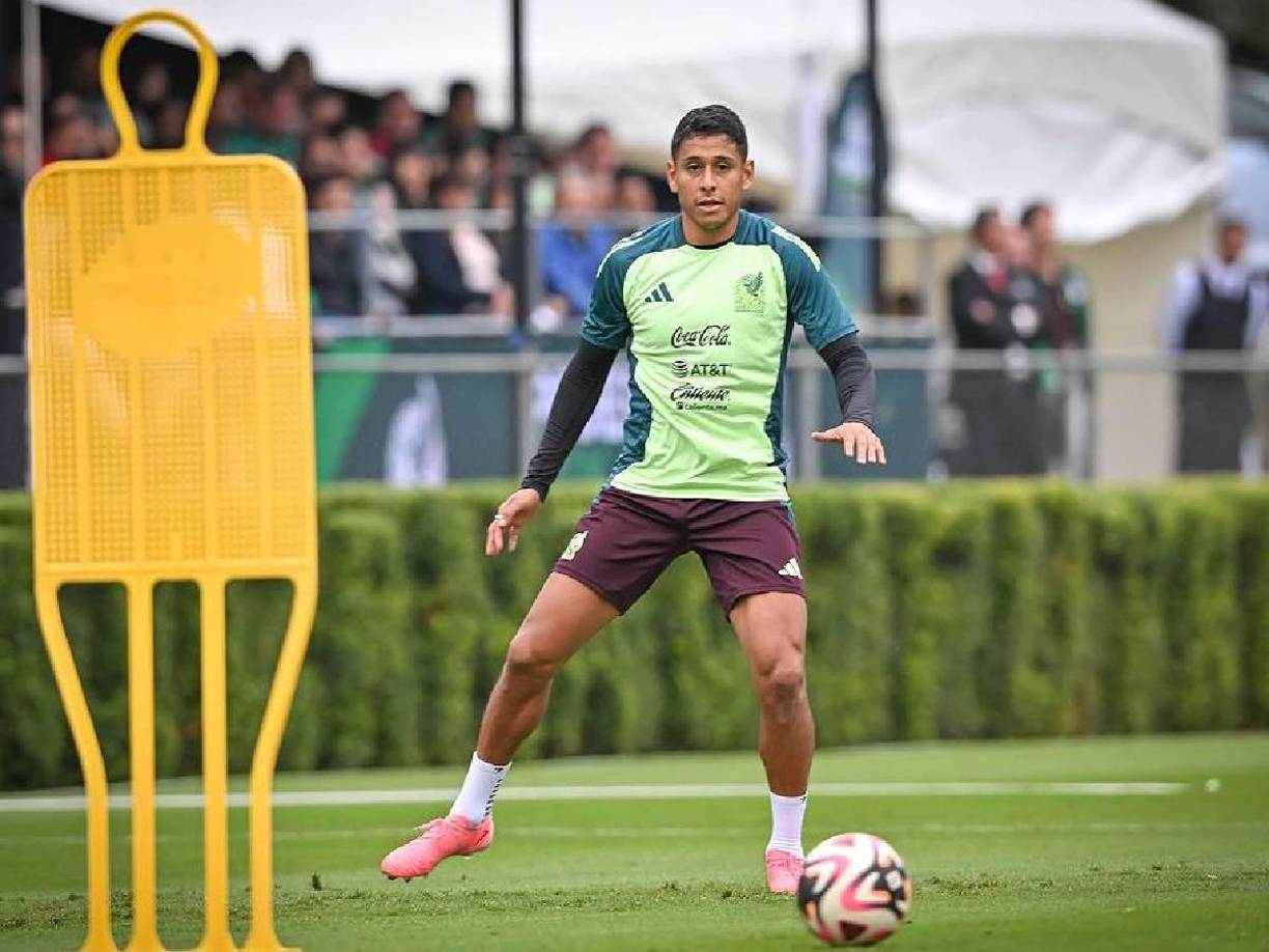 Volantes: Luis Romo del Cruz Azul podría aparecer junto a Álvarez en el centro del campo.