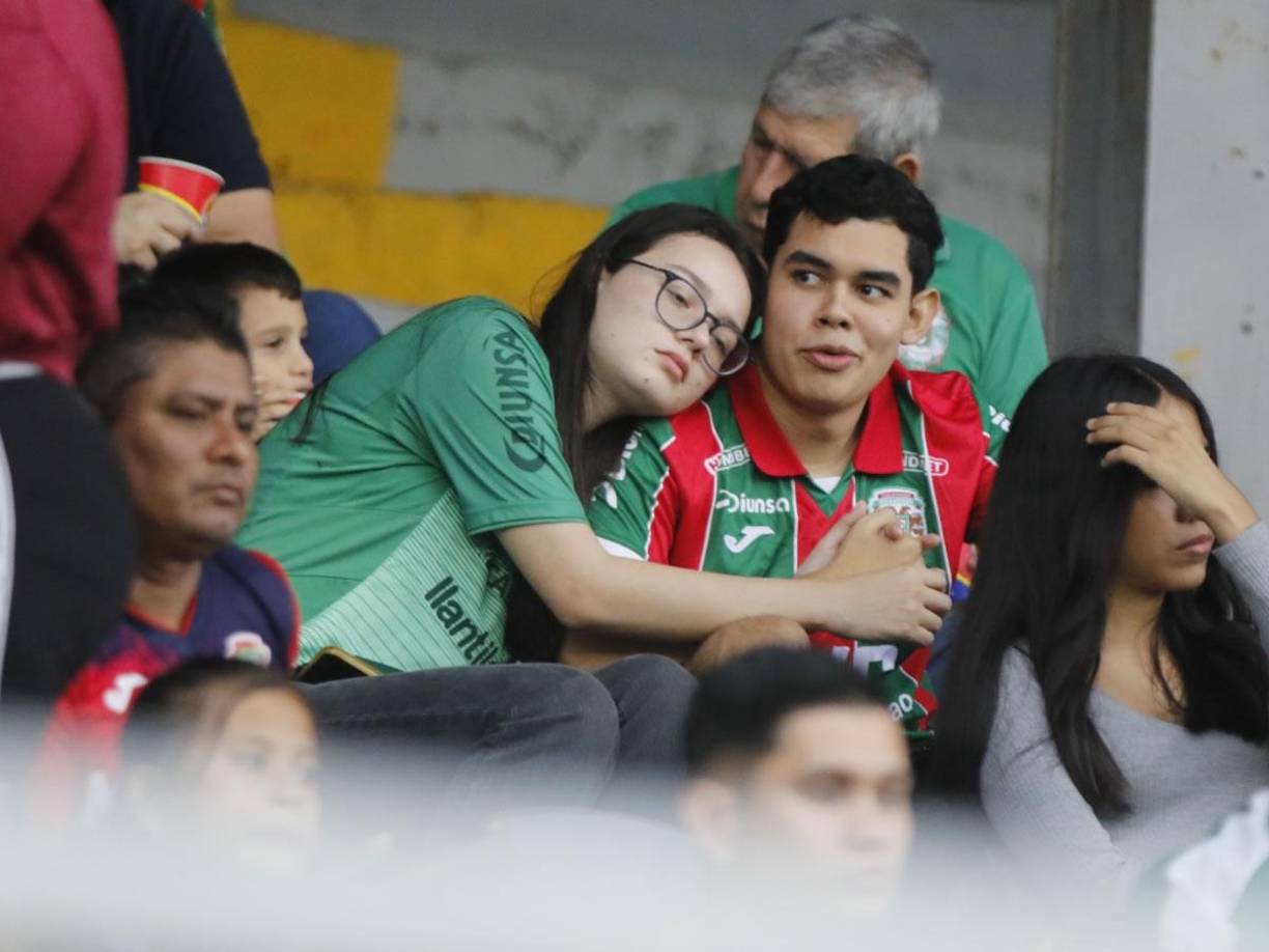 Una pareja de aficionados del Marathón que sufrieron con la eliminación de su amado equipo.