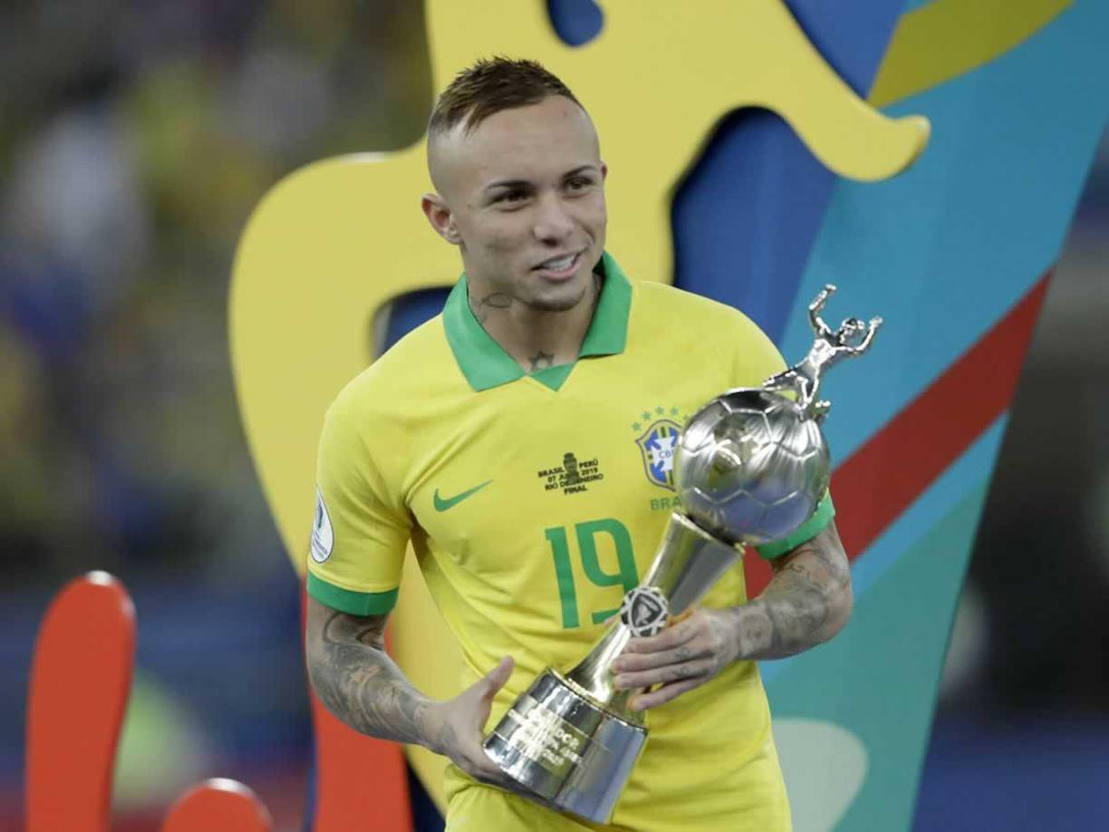 Ivana señaló que desde la filtración, el delantero del Flamengo cambió completamente de postura, y también la acusó de haber aireado la relación. El último mensaje de Cebolinha a la modelo habría sido: “Conseguiste lo que querías, jejeje. Buena estrategia”. Después, la bloqueó en las redes.