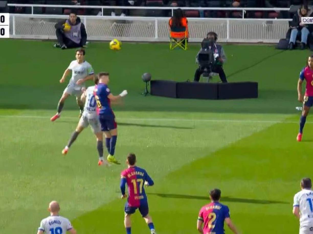 Pero, en el primer tiempo se vivió un gran susto para ambos equipos tras un fuerte encontronazo entre Gavi y Tomás Conechny en los primeros minutos del encuentro.