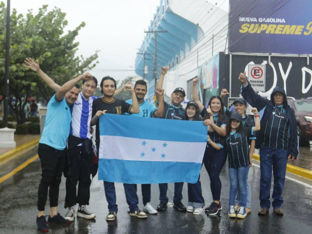 Entre familias y amigos, así fue la llegada de los primeros aficionados catrachos al Estadio Morazán de San Pedro Sula.