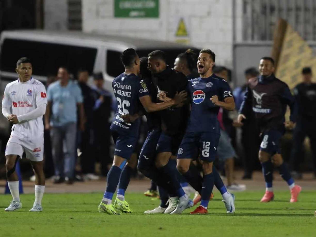 Los futbolistas del Motagua festejando el autogol de José García que le dio el título 19 al Ciclón Azul.