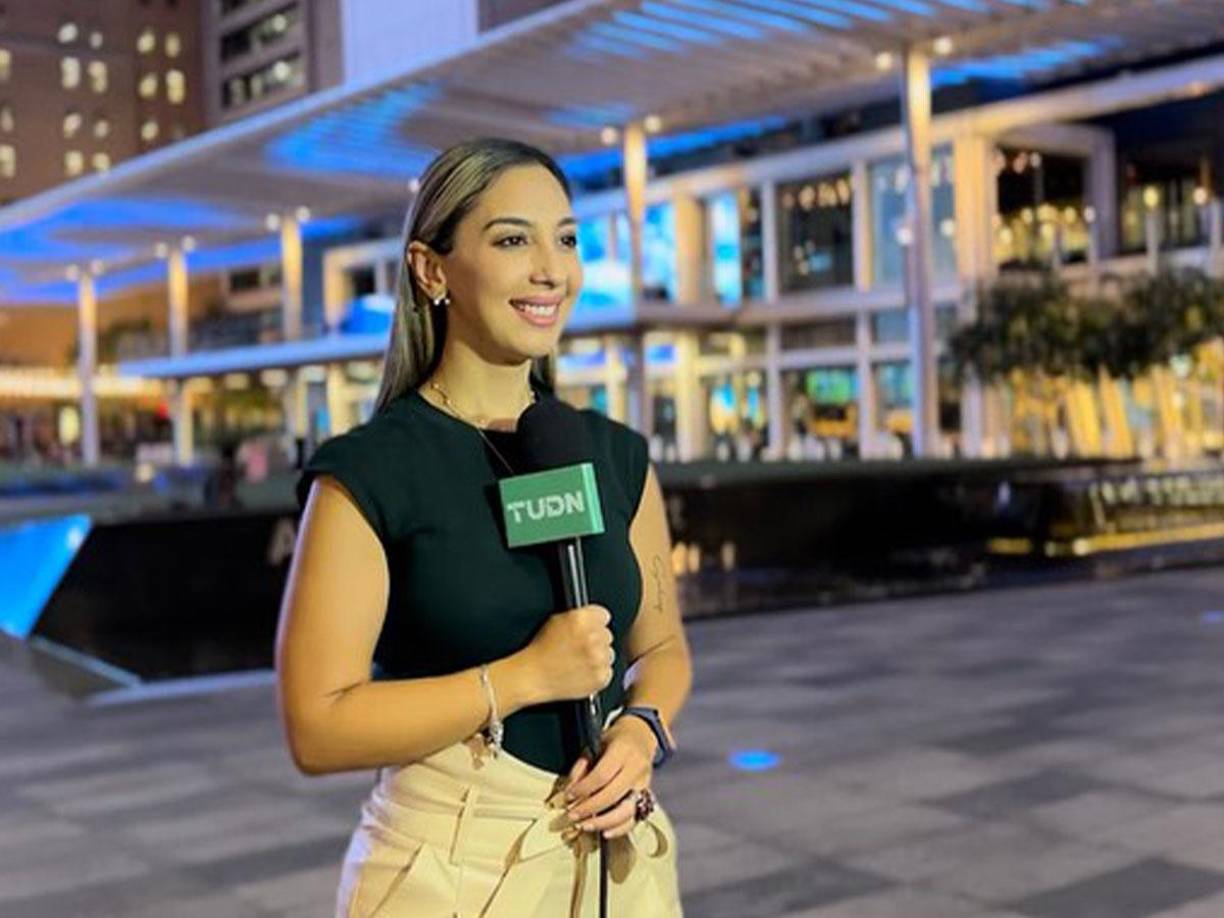 Sin tiempo que perder, la bella reportera mexicana ha enviado reportes para su televisora TUDN. 