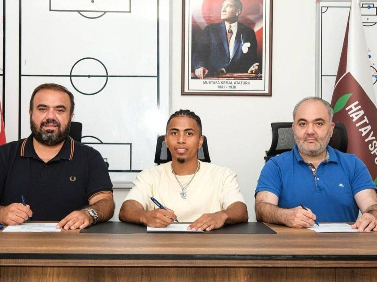 El Hatayspor de Turquía hizo oficial que el hondureño Rigo Rivas seguirá en su club.