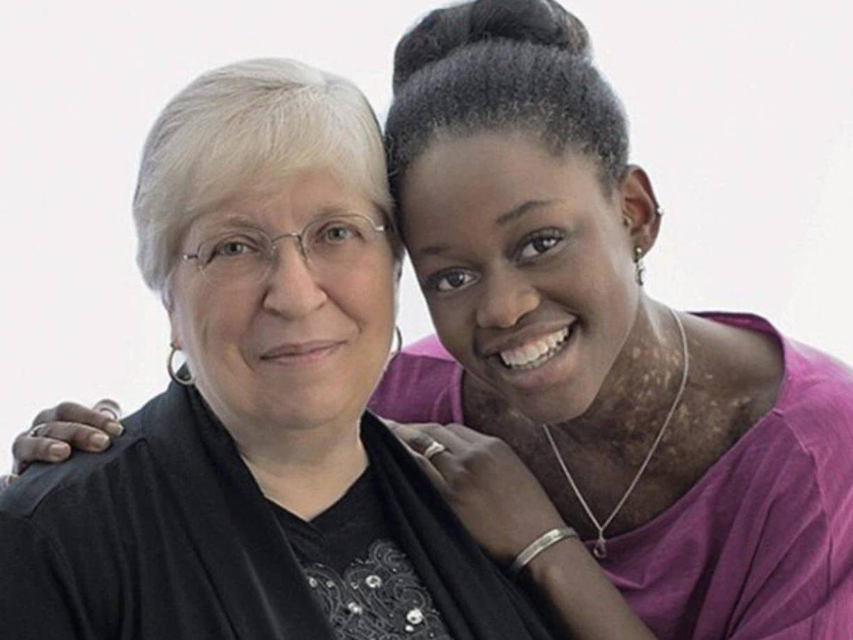 Increíble. La madre adoptiva de la bailarina Michaela Mabinty DePrince, que murió repentinamente a los 29 años la semana pasada, falleció menos de 24 horas después de una enfermedad no relacionada.