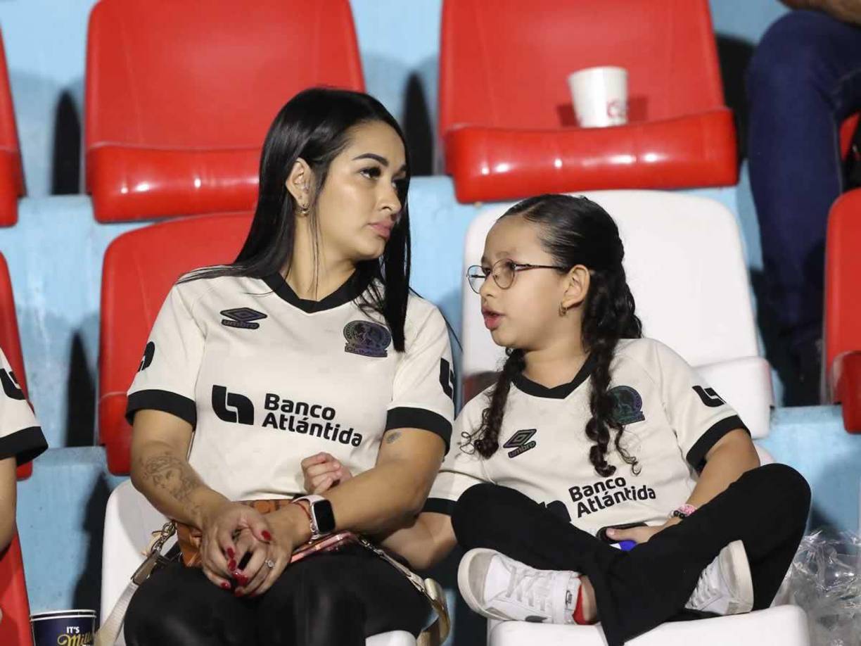 Esta linda madre olimpista asistió al estadio Nacional con su hija, también aficionada merengue.