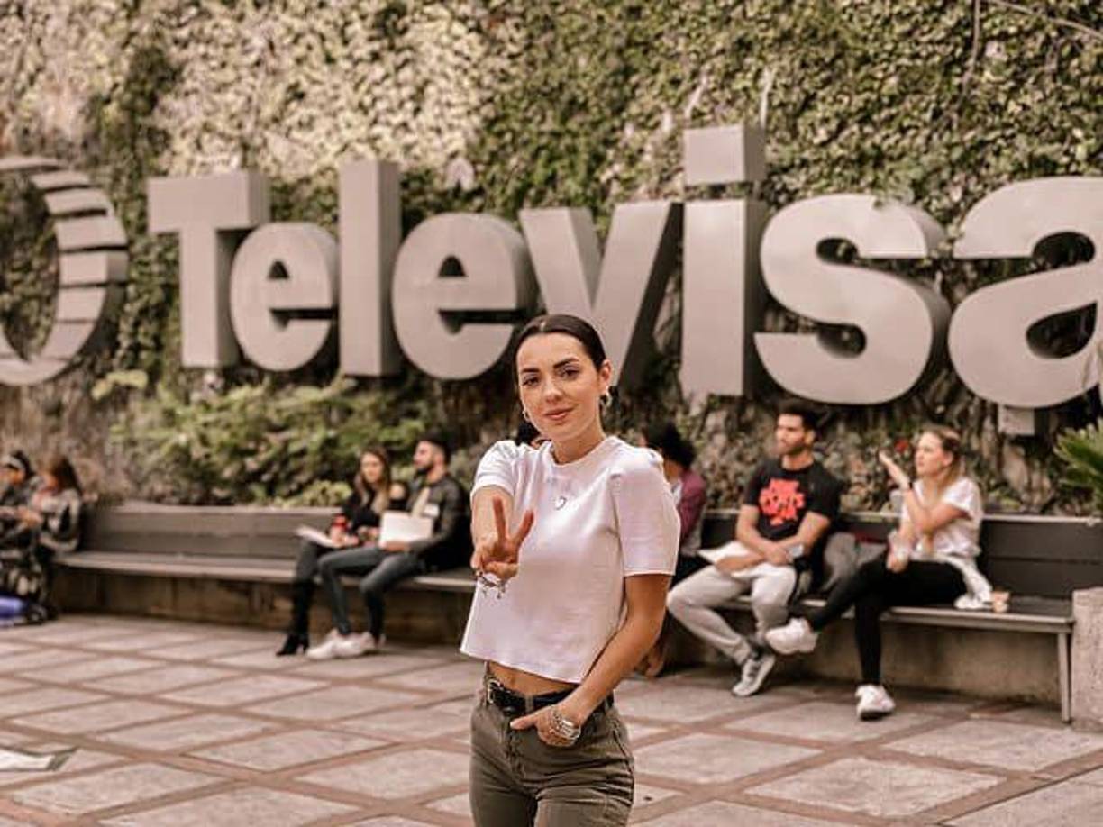 En el 2013, la intérprete realizó sus estudios profesionales Centro de Formación Actoral para Televisión (Cefat) en TV Azteca. Pero tiempo después egresó como actriz en el Centro de Educación Artística (CEA) de Televisa, organización que formó a artistas como Ana de la Reguera, Galilea Montijo, Fernando Colunga, Aracely Arámbula, Kuno Becker, José Maria Yazpik, entre otros.