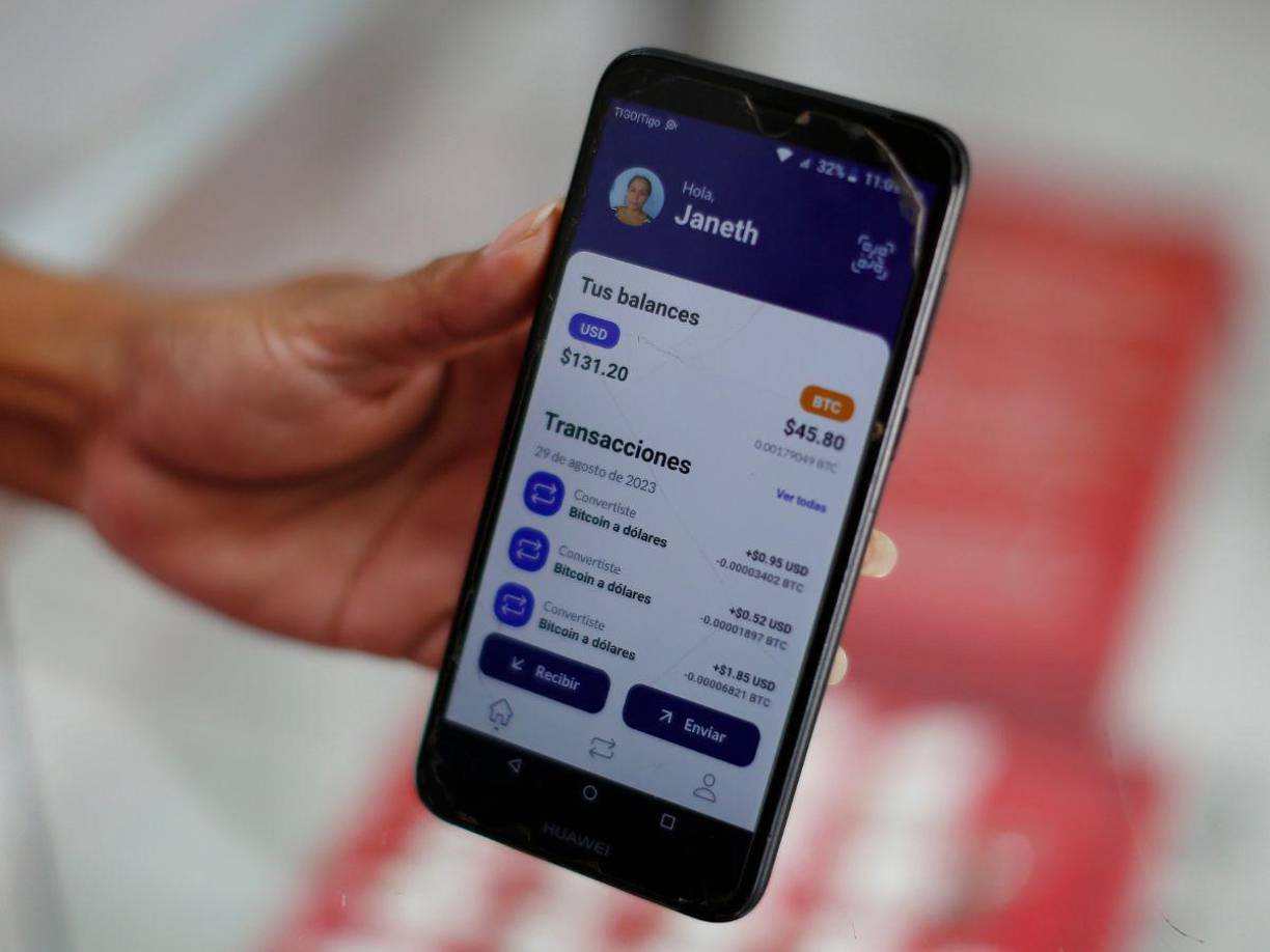 Este país centroamericano se convirtió en septiembre de 2021 en la primera nación del mundo en tener al criptoactivo como moneda de curso legal junto con el dólar estadounidense y además se han invertido más de 250 millones de dólares en este proyecto, que ha sido la principal apuesta económica del presidente Nayib Bukele.