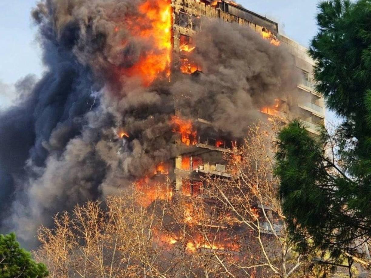 Un voraz incendio ha consumido un edificio de 14 plantas en el barrio de Campanar, Valencia. Las llamas, de proporciones devastadoras, han dejado a los residentes atrapados en un tenso rescate, mientras los bomberos luchan incansablemente por controlar la situación.