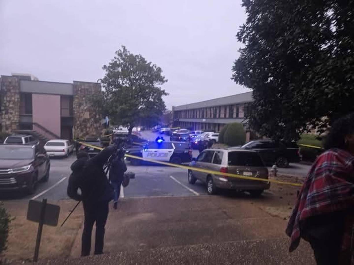 Medios locales revelaron que, el agresor desató una ola de disparos tras un fuerte discusión por los trámites realizados en el consulado.