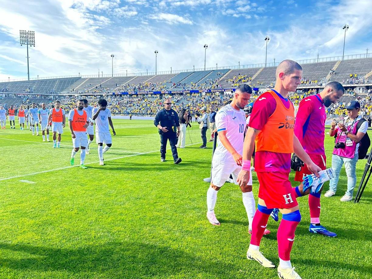 Los rostros tristes de los jugadores de la Selección de Honduras tras la derrota ante Ecuador.