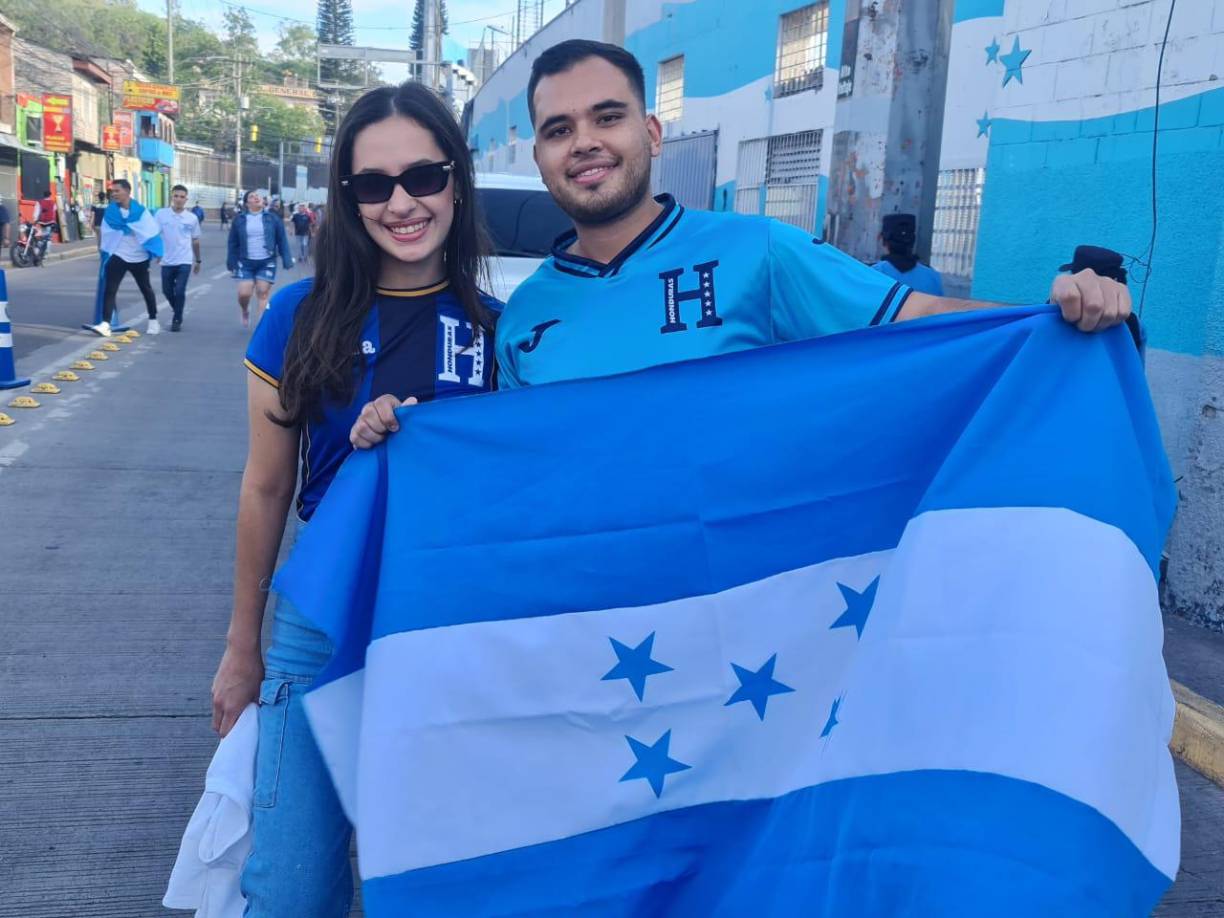 Honduras-Cuba: Bellas chicas en el Nacional, famosa presente y ambiente