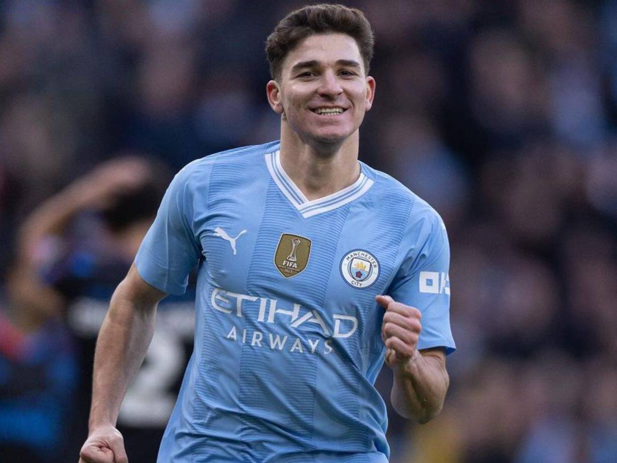 Bombazo. De acuerdo con información de Fabricio Romano, el PSG tuvo un acercamiento con el agente de Julián Álvarez ya que lo tiene en la mira para la próxima campaña.